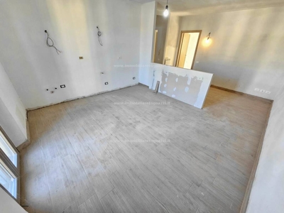 Appartamento Duplex (5 locali + 2 bagni) al Piano Secondo e Terzo con Terrazza, oltre Cantina al...