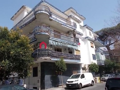 Appartamento in Vendita a Napoli, 98'000€, 122 m²