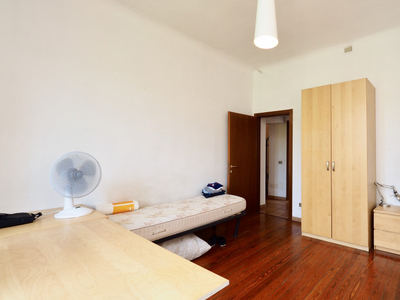 Camera doppia completamente arredata in appartamento a Vigentina, Milano