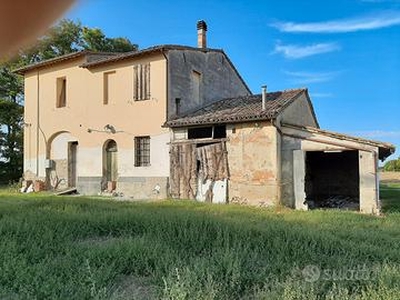 Casa da ristrutturare con ampia corte