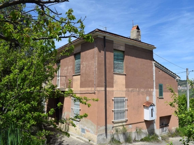 Casa indipendente con magazzini e terreni, strada San Donato, località Colle Marconi, Chieti