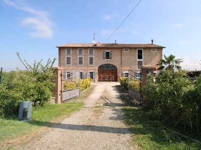Casa indipendente di 560 mq a Cadelbosco di Sopra
