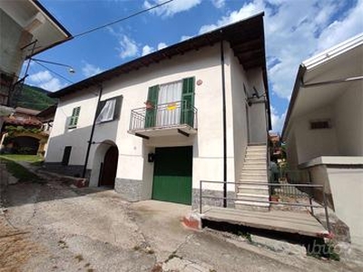 Casa indipendente su tre lati con garage e orto.