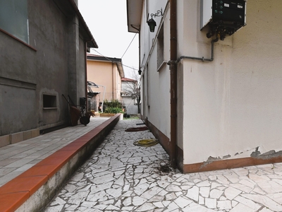 Castelnuovo Vomano, vendesi indipendente su due livelli con corte esterna privata e garage.