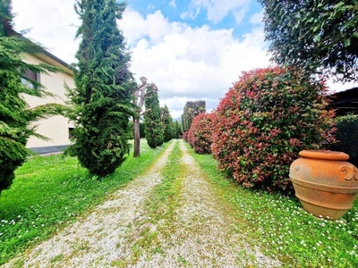 Villa Singola con Grande Giardino in Vendita a Capannori, Lammari