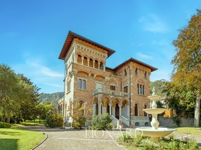 Elegante villa Liberty in vendita in Veneto tra il Valdobbiadene e il Lago di Santa Croce