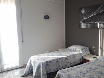 Letto in affitto in appartamento con 2 camere da letto a Bologna