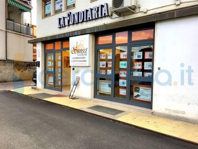 Locale commerciale in ottime condizioni, in affitto in Via Bpu Muccini 36, Sarzana