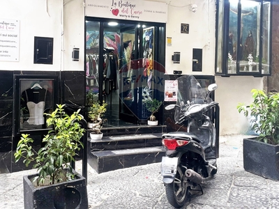 Negozio / showroom di 39 mq a Napoli