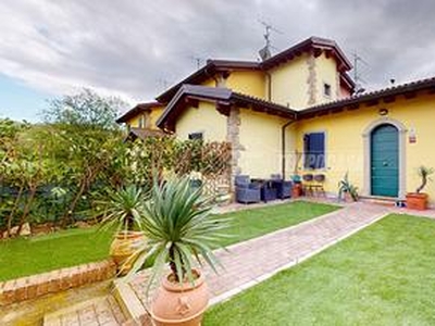 VILLA A SCHIERA CON GARAGE E GIARDINO A GUZZANO