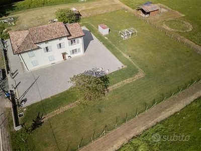 Villa Bifamiliare con giardino 5000 mq a Fidenza