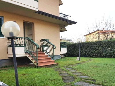 Villa bifamiliare in Vendita a Massa, 480'000€, 250 m², con Box