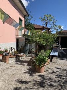 VILLA SINGOLA, CON LOCALI AMPI, GIARDINO PRIVATO E