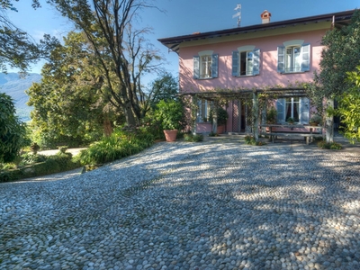 Villa storica con foresteria e grande terreno in vendita a Verbania