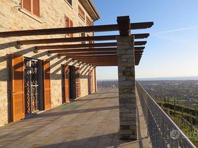 Villa unifamiliare con ampio giardino e vista m...