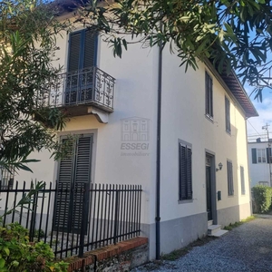 Villa uso ufficio - buone condizioni a Lucca