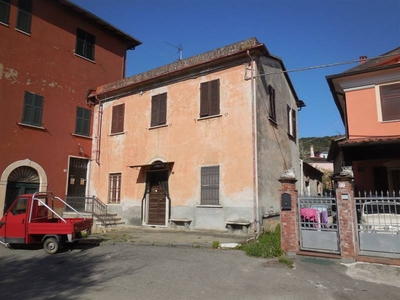 Casa semi indipendente da ristrutturare a Castelnuovo Magra