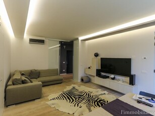 Appartamento in Affitto a Verona, zona Ponte Crencano, 1'500€, 146 m², arredato