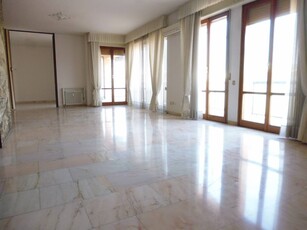 Appartamento in Vendita a Modena Prossimità Centro