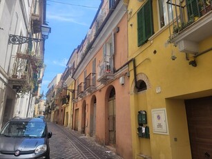Appartamento Via Francesco e Luigi Vicoli, 18 (rione S. Maria) Centro storico quadrilocale 90mq