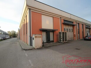 Capannone in Affitto a Lucca, zona San Marco, 2'700€, 400 m²