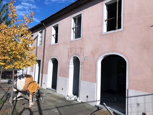 Immobile commerciale in Affitto a Lucca, zona Nord, 3'000€, 270 m²