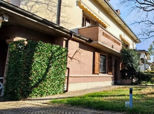 Villa abbinata a Cavazzoli con tre appartamenti