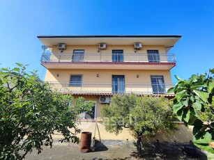 Villa in Vendita in Via Ombra a Mascalucia