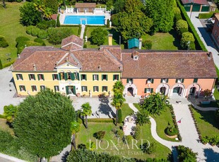 Villa settecentesca con dependance e giardino all'italiana in vendita nel cuore del Veneto
