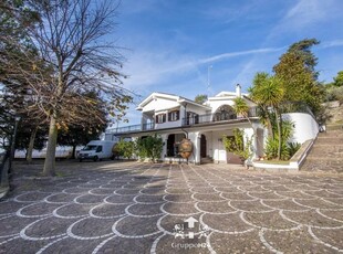 VILLA UNIFAMILIARE CON PISCINA E PARCO ESCLUSIVO CON VISTA S