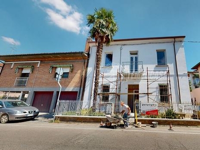 APPARTAMENTO RISTRUTTURATO CON GIARDINO E POSTO AU