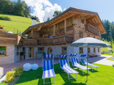 Appartamento 'Alpinchalet Alpenrose' con vista sulle montagne, terrazza privata e Wi-Fi