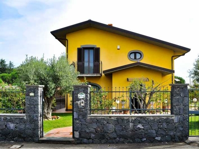 Villa Singola in Vendita ad Nicolosi - 349000 Euro