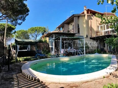 Villa a schiera panoramica con giardino e piscina