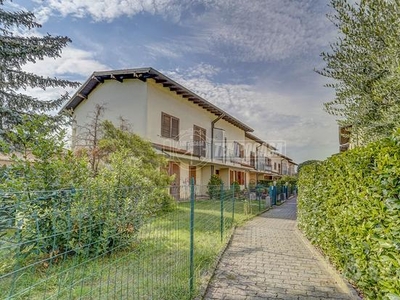 Villa a schiera quadrilocale con giardino