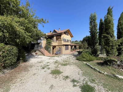 Villa bifamiliare in vendita a Ferentino Frosinone Zona Bassa