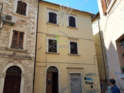 Casa Indipendente in Vendita a Ascoli Piceno, zona Centro Storico, 125'000€, 150 m²