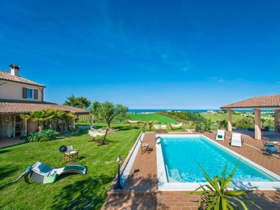 Casa a San Costanzo con giardino, idromassaggio e piscina