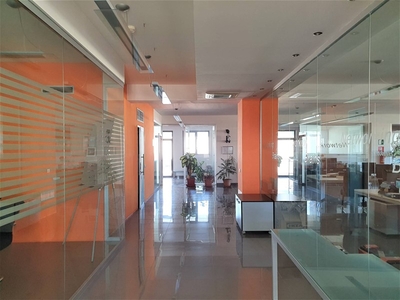 Ufficio in Vendita a Catanzaro, zona Catanzaro Lido, 325'000€, 500 m²