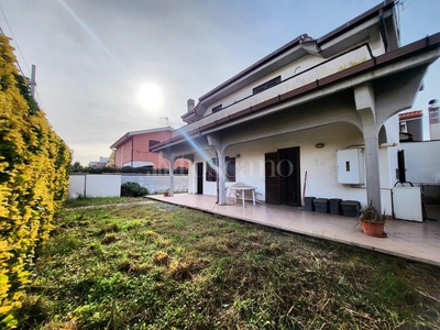 Villa Plurifamiliare a Pomezia in Via Mar Caspio