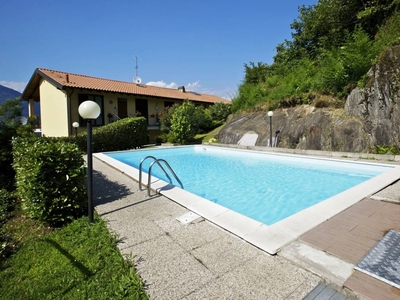 Appartamento a Pino Sulla Sponda Del Lago Maggiore con piscina