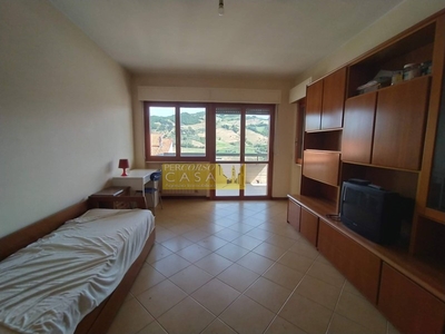 Appartamento in Vendita a Teramo, zona Via Cona, 85'000€, 110 m²