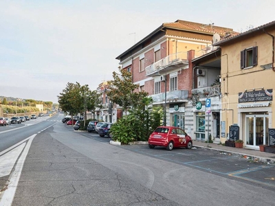 Bar/Tavola Calda in vendita a Marino via Appia Nuova, 74, 00040 Marino rm, Italia