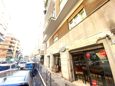 Bar/Tavola Calda in vendita a Roma via Pian Due Torri, 44/46