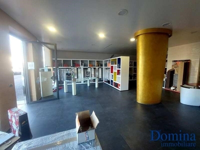 Capannone in Vendita a Massa, 750'000€, 650 m²