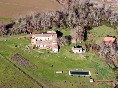 In Vendita: Caratteristico Casale con Piscine e Terreno a Civitella Paganico, Toscana