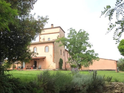 In Vendita: Splendida Porzione di Villa Leopoldina Restaurata nel Chianti Senese