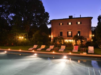 Prestigiosa Dimora Storica in Vendita a San Giuliano Terme: Villa Cinque-Seicentesca con Giardino Botanico