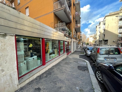 Locale Commerciale in vendita a Roma via di Val Tellina