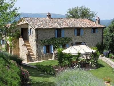 Casale di Lusso In Vendita a Perugia: Opportunità Immobiliare in Umbria
